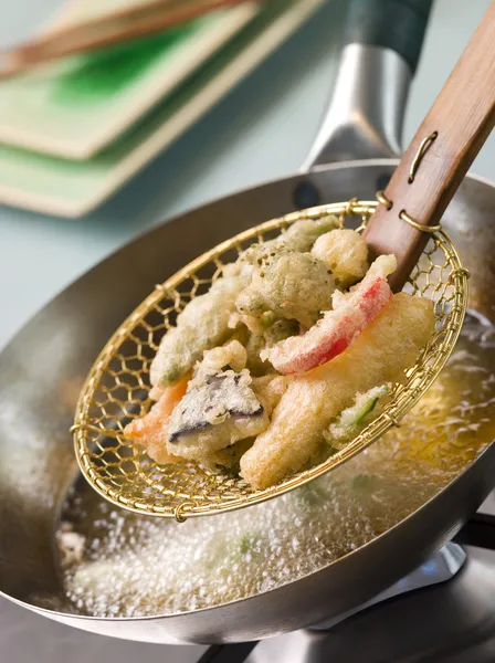 ドレイン スプーンで鍋に野菜の天ぷらを作ってください — ストック写真