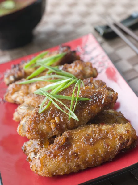 Winglets de frango picante doce e molho Sukiyaki — Fotografia de Stock