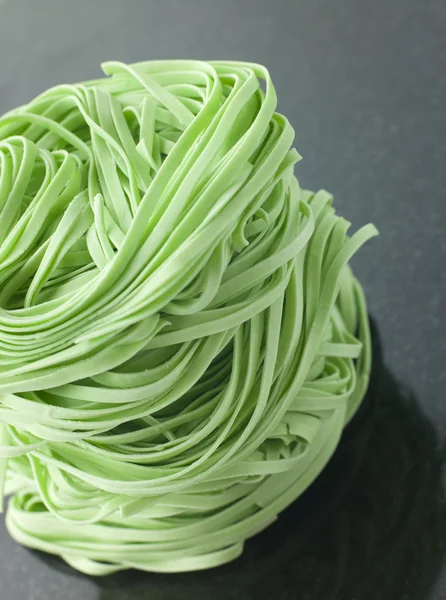 Close Stack Spinach Noodles Black Background — Stock Photo, Image