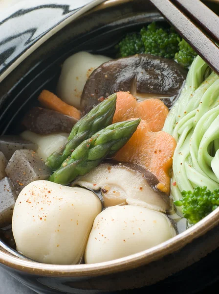 Vis bal stoofpot pot met groenten en spinazie noedels — Stockfoto