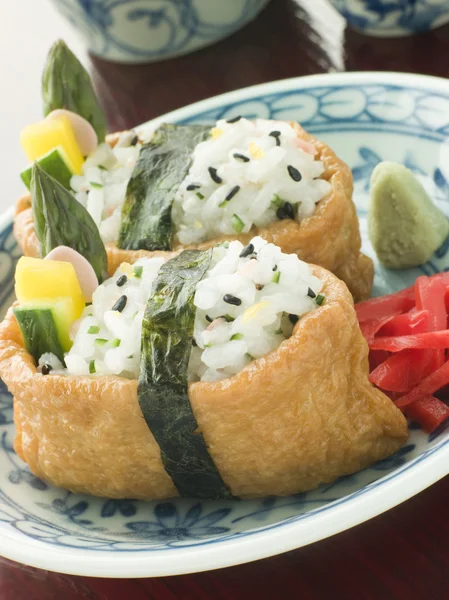 Öppnade tofu påsar med citrus sushi ris grönsaker wasab — Stockfoto