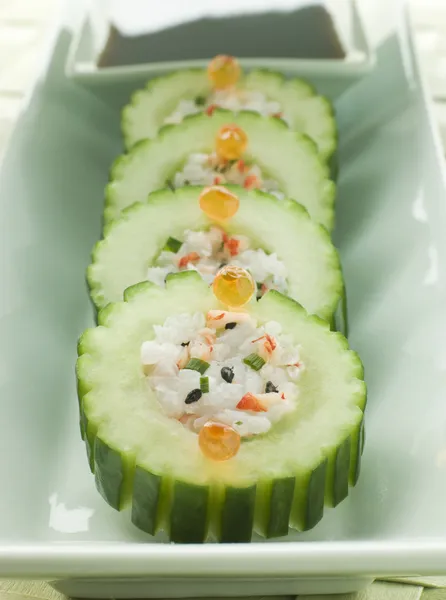 Pepino Sushi Roll com lagostins e um mergulho de soja — Fotografia de Stock