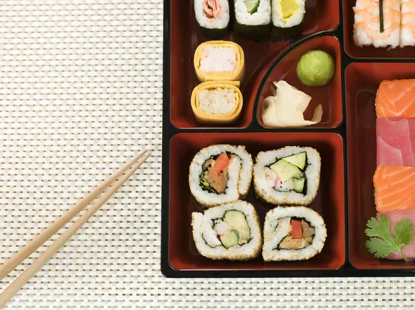 Urval av sushi i en bento låda — Stockfoto