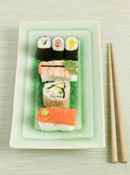 Sushi chapeado com pauzinhos — Fotografia de Stock