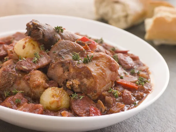 Pane Coniglio Chorizo Stufato Con Cipolle Pulsante — Foto Stock