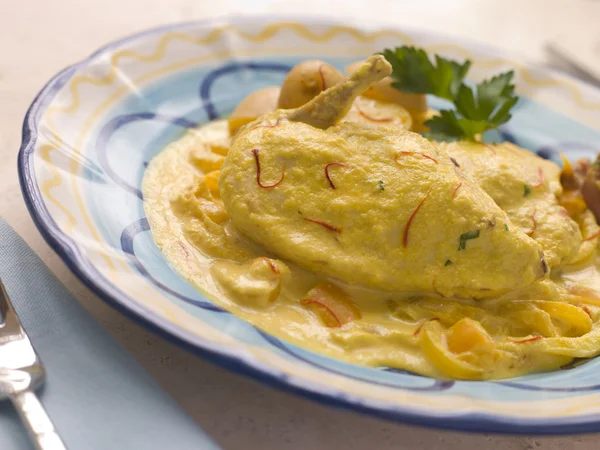 Kippenborst met een saffraan en amandel saus — Stockfoto