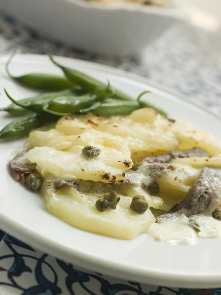 スペイン風ポテト グラタンと緑の豆 — ストック写真