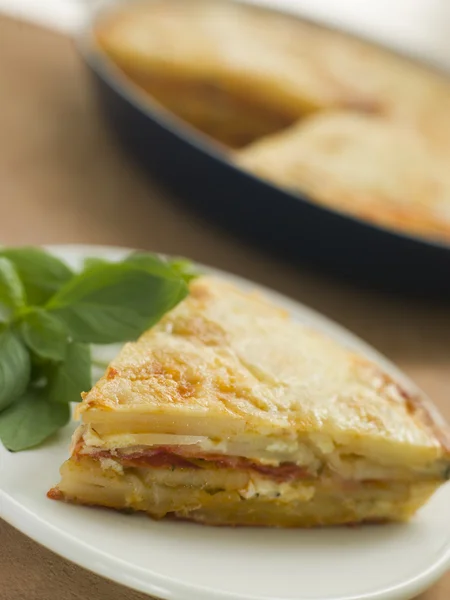 İspanyol patates ve chorizo sosis omlet — Stok fotoğraf