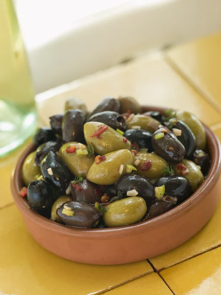 Gericht aus gemischten marinierten Oliven — Stockfoto