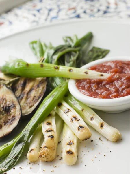 Griddled Spring Onions and Romesca Sauce- La Colcotada — Stock Photo, Image