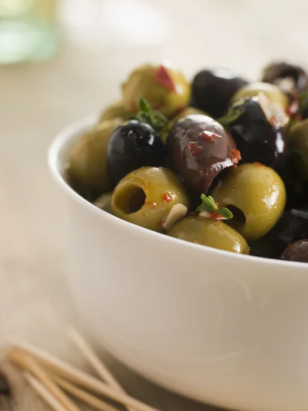 Schüssel mit Chili und Knoblauch marinierte Oliven — Stockfoto