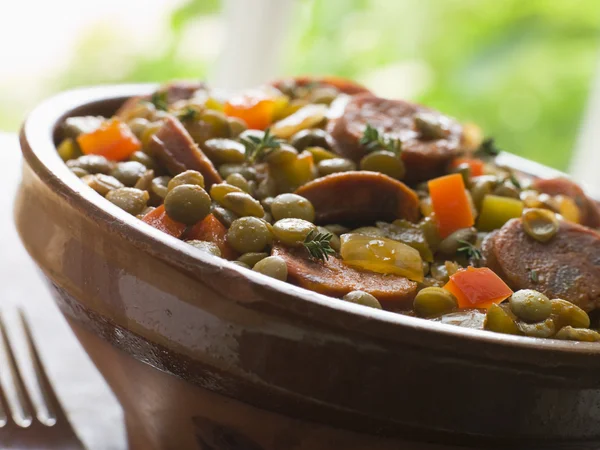 绿色小扁豆和香肠香肠炖煮的食物 — 图库照片