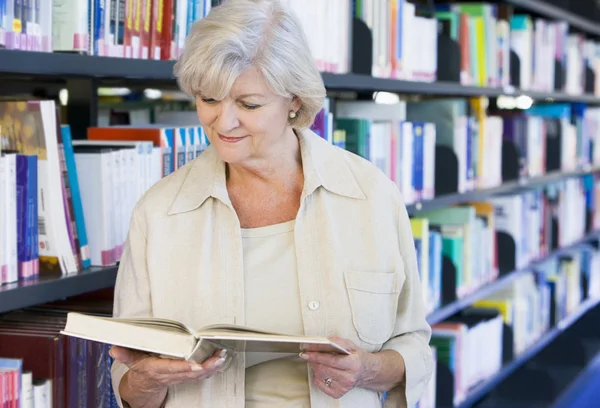Senior Woman Reading Library — Stock Photo, Image