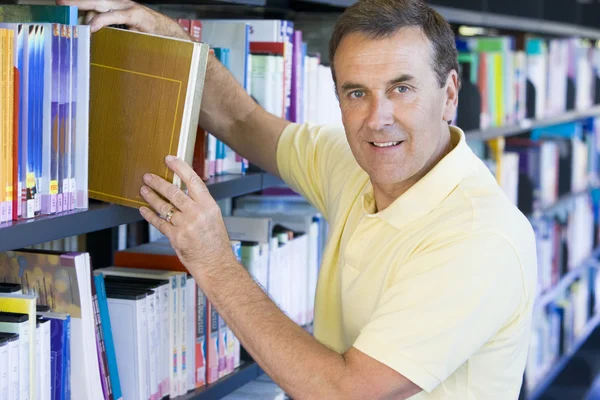 Homem Puxando Livro Biblioteca Prateleira — Fotografia de Stock