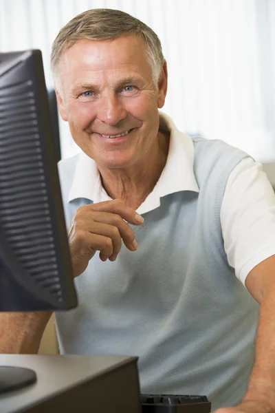 Starszy mężczyzna pracujący na komputerze — Zdjęcie stockowe