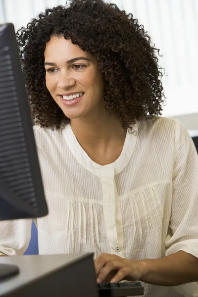 Mitten av vuxen kvinna som arbetar på en dator — Stockfoto