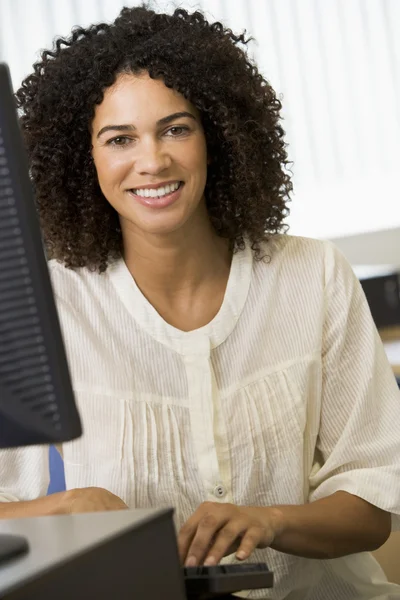 Mujer adulta trabajando en una computadora — Foto de Stock