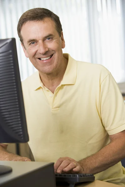 Hombre Mediana Edad Trabajando Una Computadora — Foto de Stock