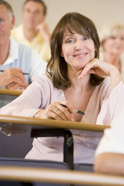 Kvinnliga vuxna studenten lyssnar på universitet föreläsning — Stockfoto
