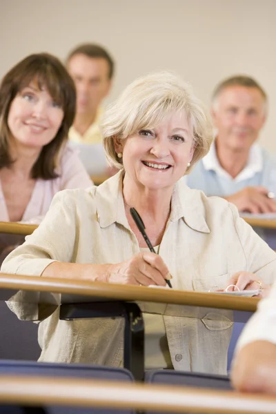 Äldre kvinna lyssna på universitet föreläsning — Stockfoto