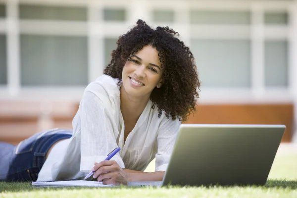 Kobieta korzysta z laptopa na kampusie — Zdjęcie stockowe
