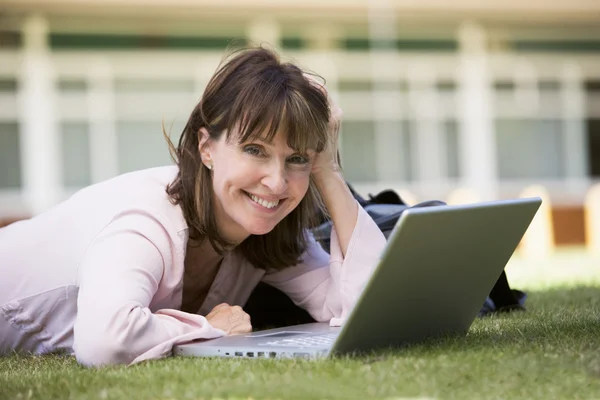 Mulher Usando Laptop Campus — Fotografia de Stock