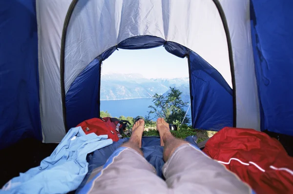 Человек Лежит Палатке Видом Озеро — стоковое фото