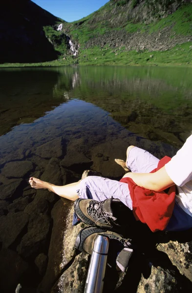 Mujer Joven Relajándose Las Rocas Junto Lago —  Fotos de Stock