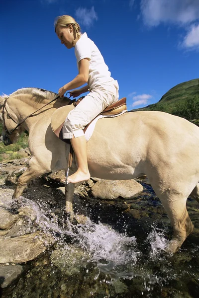 Jovem Mulher Atravessando Rio Cavalo — Fotografia de Stock