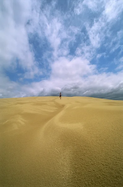 Человек Вдалеке Бежит Песчаным Равнинам — стоковое фото