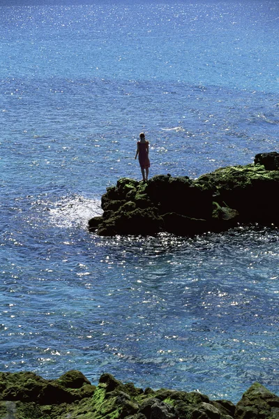 Joven Mujer Pie Rocas Mirando Hacia Mar — Foto de Stock