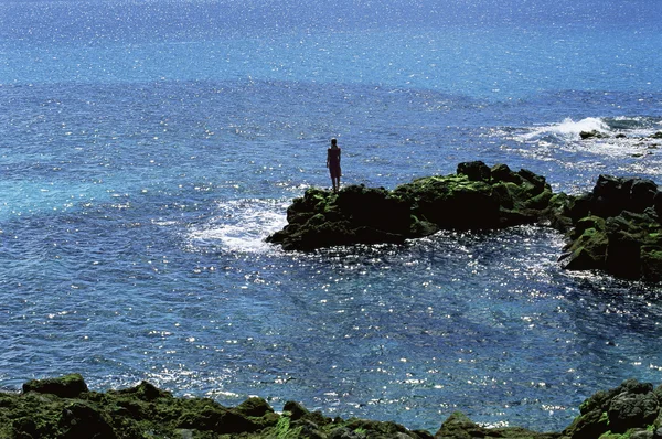 Молодая Женщина Стоящие Камни Глядя Море — стоковое фото