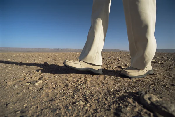 Hombre Caminando Desierto Sección Baja — Foto de Stock