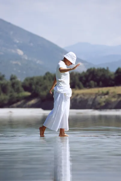 Νεαρή γυναίκα περπάτημα στη λίμνη — Φωτογραφία Αρχείου