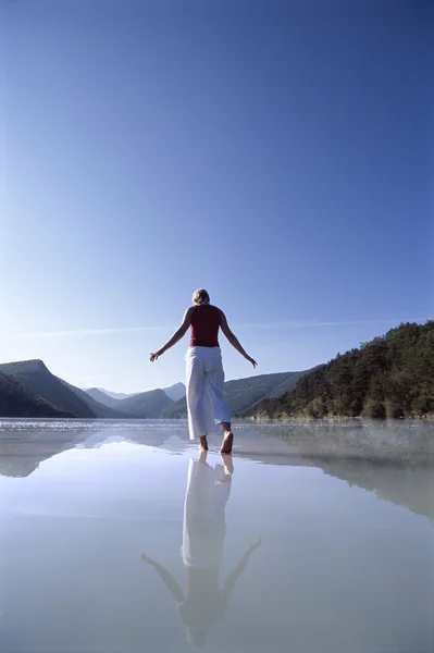 若い女性の湖で水遊び — ストック写真