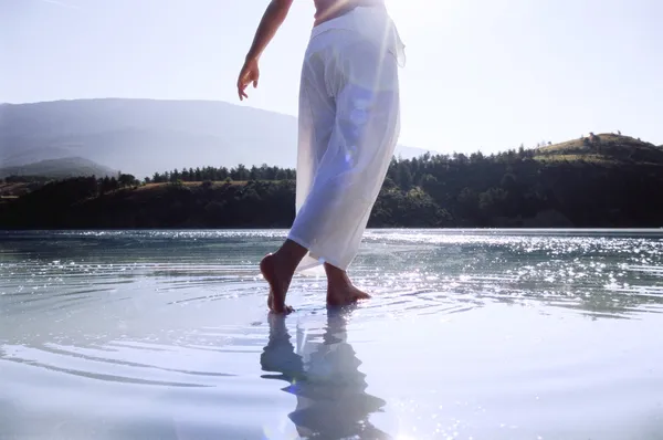 Jonge vrouw waden in lake — Stockfoto