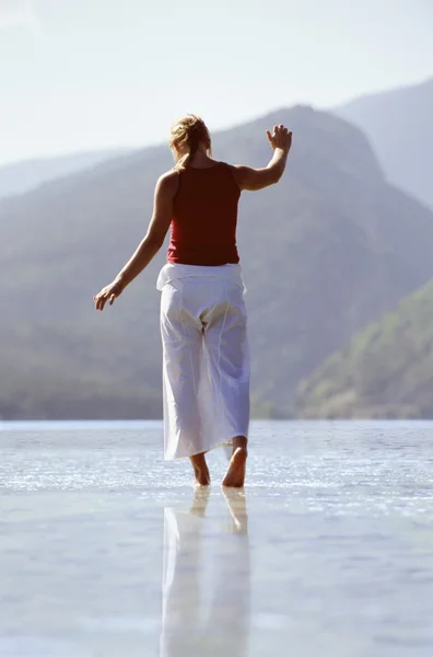 Mujer joven vadeando en el lago —  Fotos de Stock