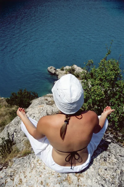 Молодая Женщина Медитирует Камнях Краю Воды — стоковое фото