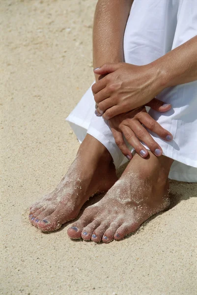 Ung Kvinnas Fötter Täckt Sand — Stockfoto