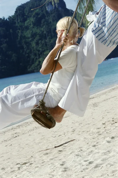 Casal no balanço na praia — Fotografia de Stock