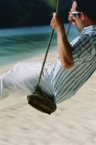 Hombre Swing Playa — Foto de Stock