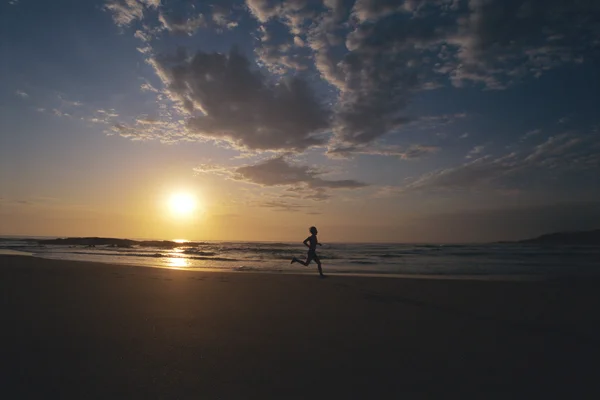 Πρόσωπο Που Τρέχει Κατά Μήκος Της Παραλίας Στο Ηλιοβασίλεμα — Φωτογραφία Αρχείου