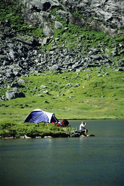 Joven Otro Lado Del Lago Sentado Lado Del Campamento — Foto de Stock