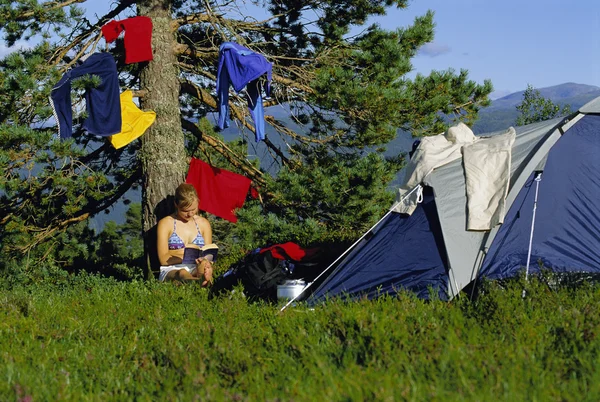 キャンプの横にあるツリーに対して休む若い女性 — ストック写真