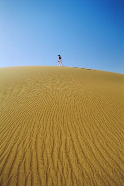 Kobieta Spacerując Piasek Pustynia — Zdjęcie stockowe