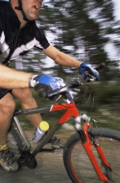 Homem de bicicleta de montanha — Fotografia de Stock