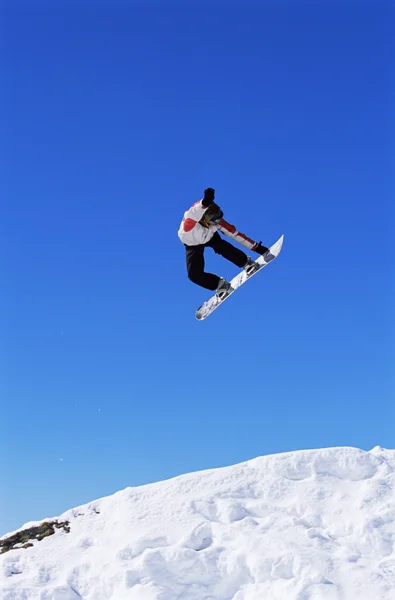 Молода людина, сноубординг — стокове фото