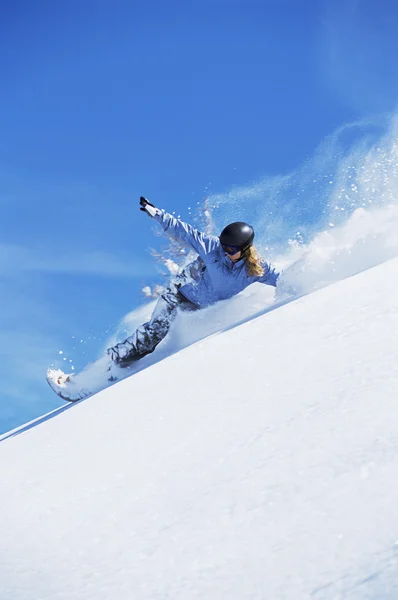 Jonge Vrouw Snowboarden — Stockfoto