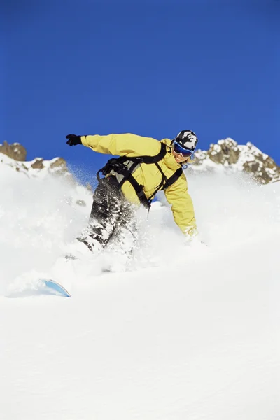 Jonge vrouw snowboarden — Stockfoto