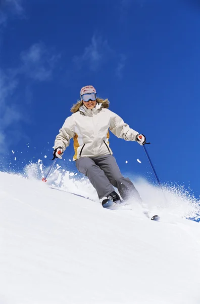 Junge Frau Beim Skifahren — Stockfoto